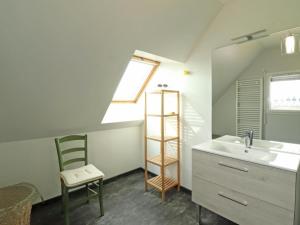 Gîte Sainte-Opportune, 4 pièces, 6 personnes - FR-1-497-178的一间带水槽、镜子和椅子的浴室