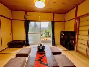 Hikiワイルドライフ　森風的带沙发和大窗户的客厅
