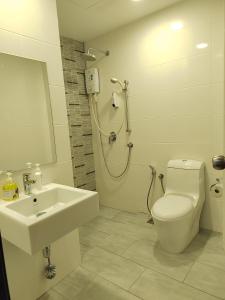 乔治市Gurney Duplex / 2bedrooms / 8pax的一间带水槽、淋浴和卫生间的浴室