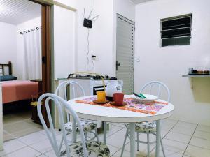 里奥格兰德Casa Excelente Localização!的一间带桌椅的厨房和一间房间