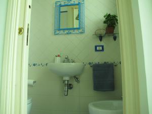 拉维罗Torre del Sogno的一间带水槽、卫生间和镜子的浴室