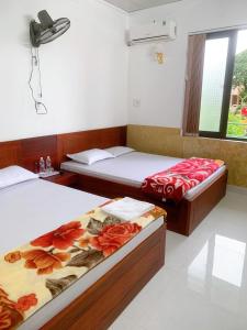 Châu Làng ChánhHotel Thanh Minh的一间卧室设有两张床和窗户。