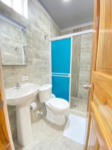 卡普兰干HOSTAL LAS FLORES的浴室配有卫生间、盥洗盆和淋浴。