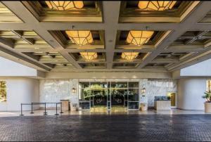 拉斯维加斯Private Studio - No Resort Fee - The Signature at MGM Grand Tower B的大房间设有大型天花板和灯