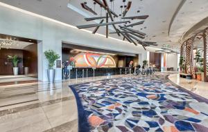 拉斯维加斯Gorgeous Suite Vdara 22nd FLR - POOL View - FREE Valet的大堂,在大楼里铺着色彩缤纷的地毯