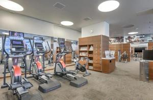 拉斯维加斯Gorgeous Suite Vdara 22nd FLR - POOL View - FREE Valet的健身房,提供自行车和健身器材