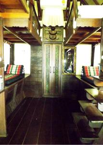 卡农Baan Thong Ching Resort的客房铺有木地板,设有长凳楼梯。