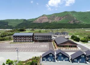 阿苏市Aso Hakuun Sanso的享有酒店空中景色,以山脉为背景