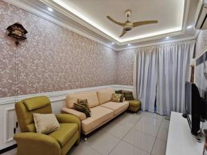 马西English Homestay Seaview Johor Bahru Permas 6 pax的客厅配有沙发和两把椅子