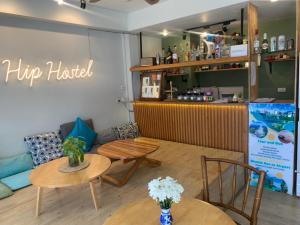芭东海滩Hip Hostel - SHA Plus的一间咖啡厅,配有两张桌子和一张沙发