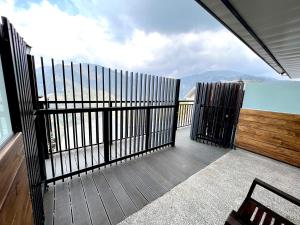 Hualing拉拉山云山房的阳台享有海洋美景,设有围栏