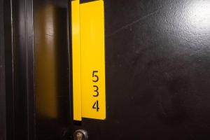 开普敦Gorgeous Studio 534 Wex 1的门边的黄色标签