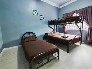 丹那拉打A ONE Holiday Apartment的一间卧室配有两张床和一张双层床。