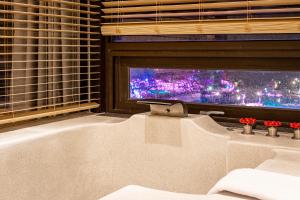 车城长钰温泉饭店 Samiling Resort 的带浴缸的浴室和窗户