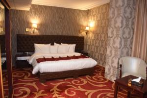 Madison Hotel客房内的一张或多张床位