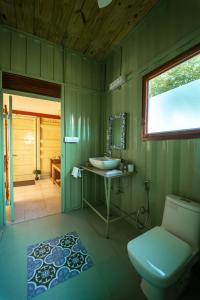 阿格拉Tree of Life Ecotainers Agra的绿色浴室设有水槽和卫生间