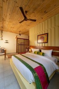 阿格拉Tree of Life Ecotainers Agra的一间卧室设有一张带天花板的大床