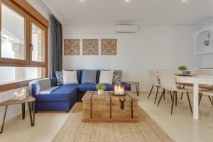 奥里韦拉soleadore sol的客厅配有蓝色的沙发和桌子