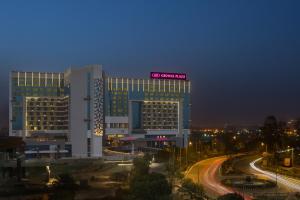 大诺伊达Crowne Plaza Greater Noida, an IHG Hotel的一座建筑物,上面有夜间标志