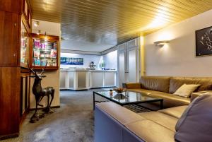 布尔格-罗伊兰德瓦尔德尔鲁尔酒店的客厅配有沙发和桌子