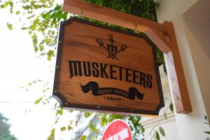 河内Musketeers Guest House的大楼一侧旅馆标志