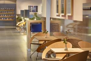 乌尔姆乌尔姆城际酒店的一间在房间内配有桌椅的餐厅
