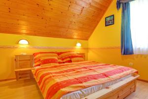 赫维兹Andrea Villa Hévíz I Balaton的一间卧室设有一张床和木制天花板