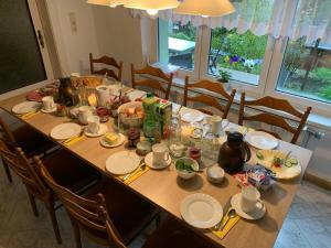 巴特尚道Haus Bergfriede的餐桌,盘子和碗
