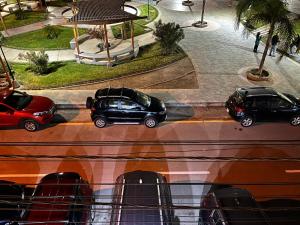 帕拉卡斯Makai - Nayarak Paracas的两辆汽车停在城市的街道上