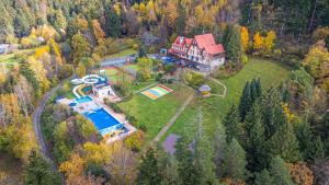 奥斯特拉维采Hotel Sluníčko的享有带游泳池的大房子的空中景致