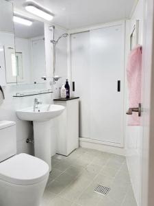首尔Sam House 2 Seochon的白色的浴室设有卫生间和水槽。