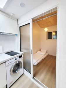 首尔Sam House 2 Seochon的一间厨房,在房间内配有洗衣机和烘干机