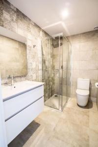 雷乌斯3-2 Apartamento de diseño en el centro de Reus的一间带水槽、卫生间和淋浴的浴室