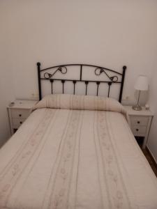 阿桂拉斯Casa Independiente Centro的一间卧室配有一张带白色床罩的床