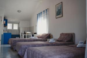 蒂瓦特Apartments Djukic的酒店客房,设有两张床和一张沙发