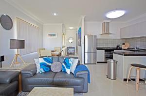 朱里恩湾Turquoise Escape的带沙发的客厅和厨房