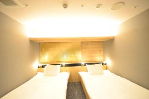 大阪难波御堂筋头等舱旅馆的小型客房 - 带2张床和窗户