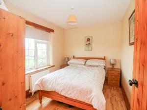 CastlerichardThe Granary的一间卧室设有一张床和一个窗口