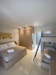 Torre SquillaceB&B La Porta sul Mare a Porto Cesareo的一间大卧室,配有两张床和一张书桌