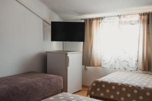 蒂瓦特Apartments Djukic的一间小卧室,配有床和窗户