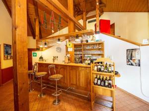 霍尼普拉纳Hotel na Jezeře的厨房设有带凳子和葡萄酒瓶的酒吧