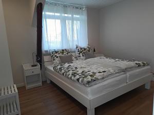 博姆施泰特Wattschnecke的卧室配有白色的床和窗户