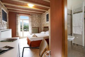 加尔达湖滨阿尔伯格贾尼奥奇达酒店的一间酒店客房 - 带一张床和一间浴室