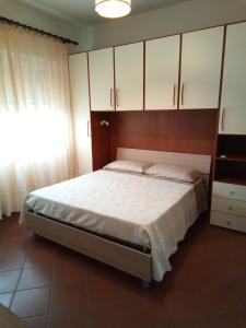 马西亚娜马里纳Appartamento Loretta的一间卧室配有一张带白色橱柜的大床