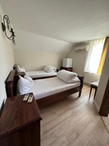 奥拉迪亚ROUTE79的一间卧室配有一张床、一张桌子和一个窗户。