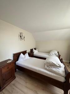 奥拉迪亚ROUTE79的一间卧室设有两张床和床头柜