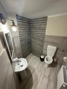 奥拉迪亚ROUTE79的浴室配有白色卫生间和盥洗盆。
