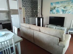 马西亚娜马里纳Appartamento Loretta的带沙发和电视的客厅