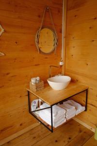 巴统Limoncello的木墙上设有碗水槽的浴室