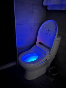 Chaozhou五只兔子民宿的浴室里设有蓝色灯的卫生间